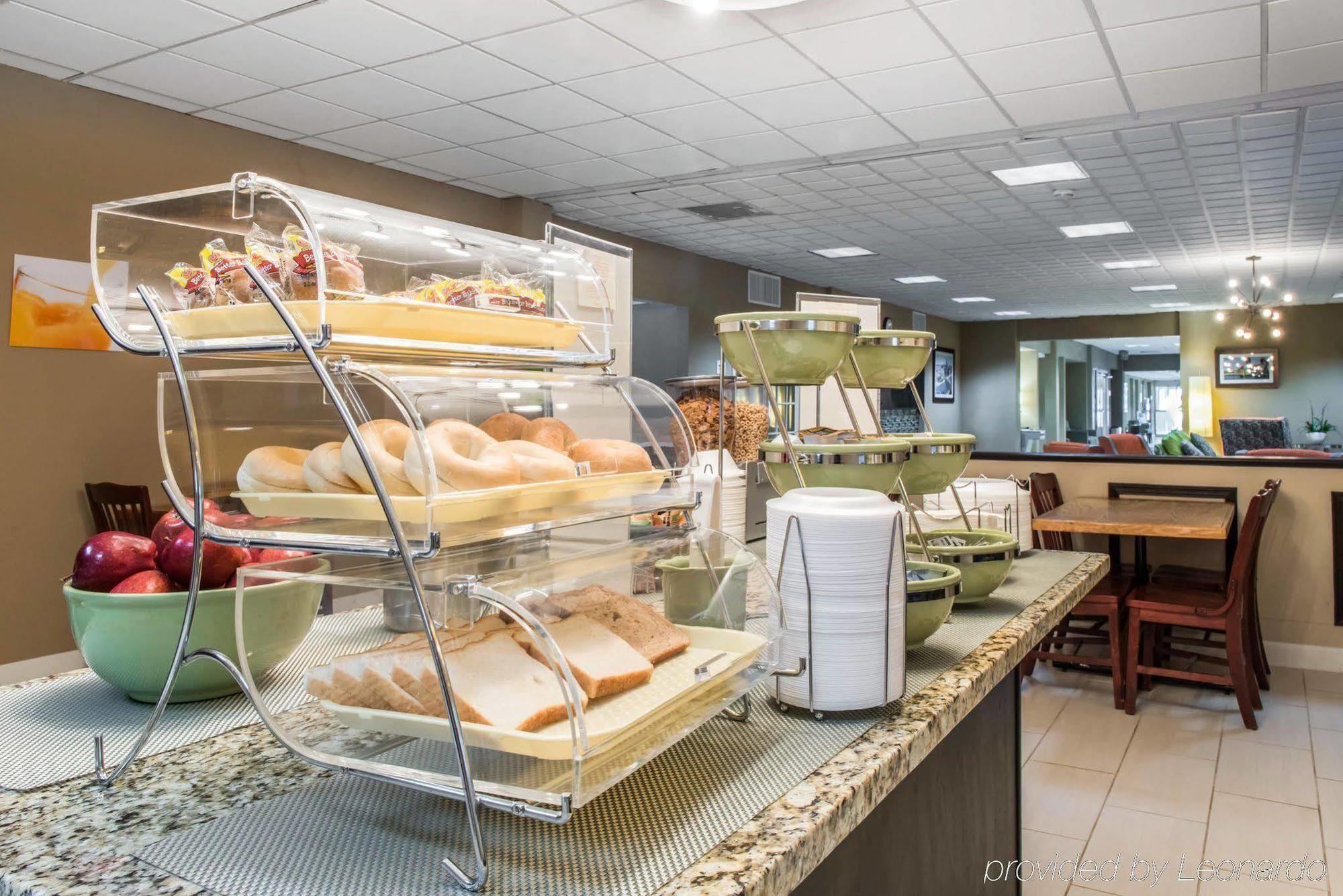 Quality Inn New Kensington Екстериор снимка