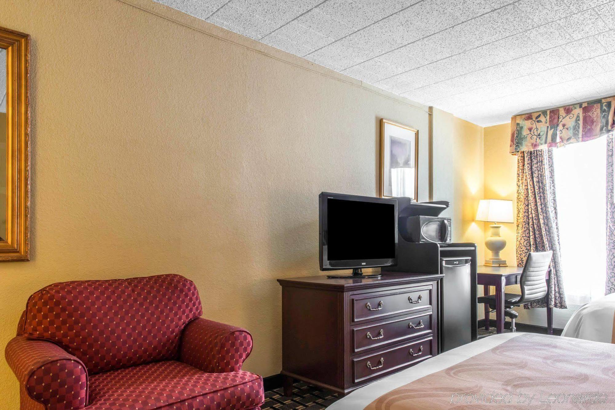Quality Inn New Kensington Екстериор снимка