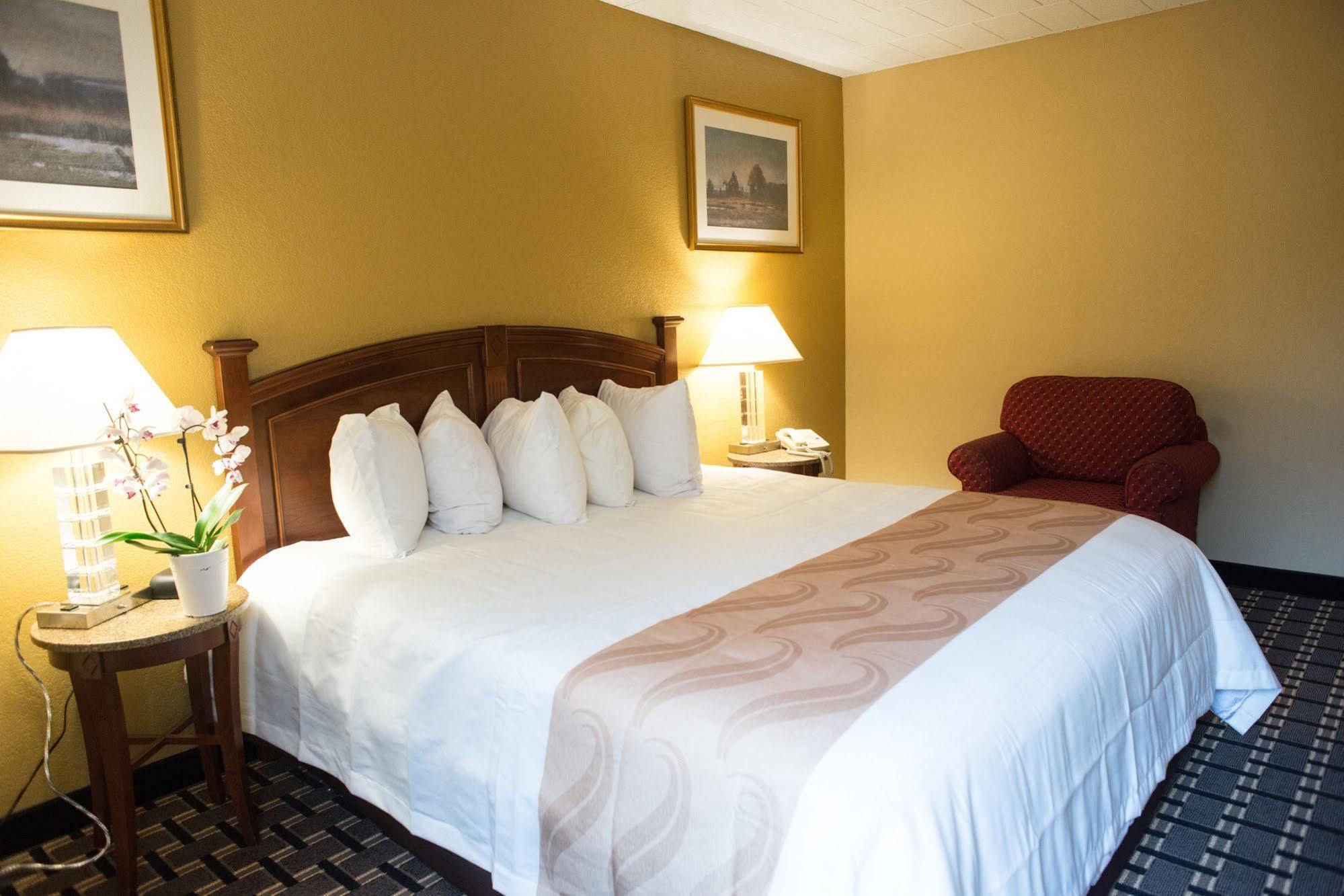 Quality Inn New Kensington Екстериор снимка