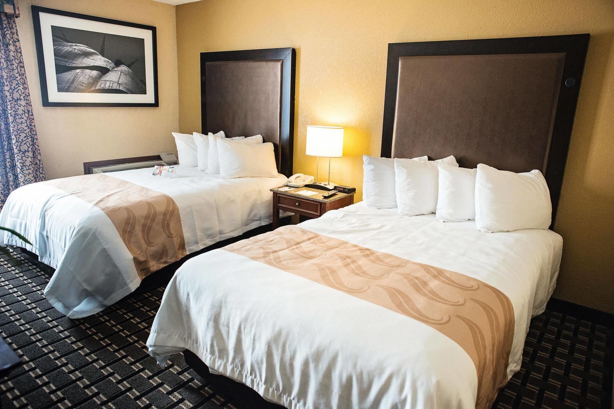 Quality Inn New Kensington Екстериор снимка