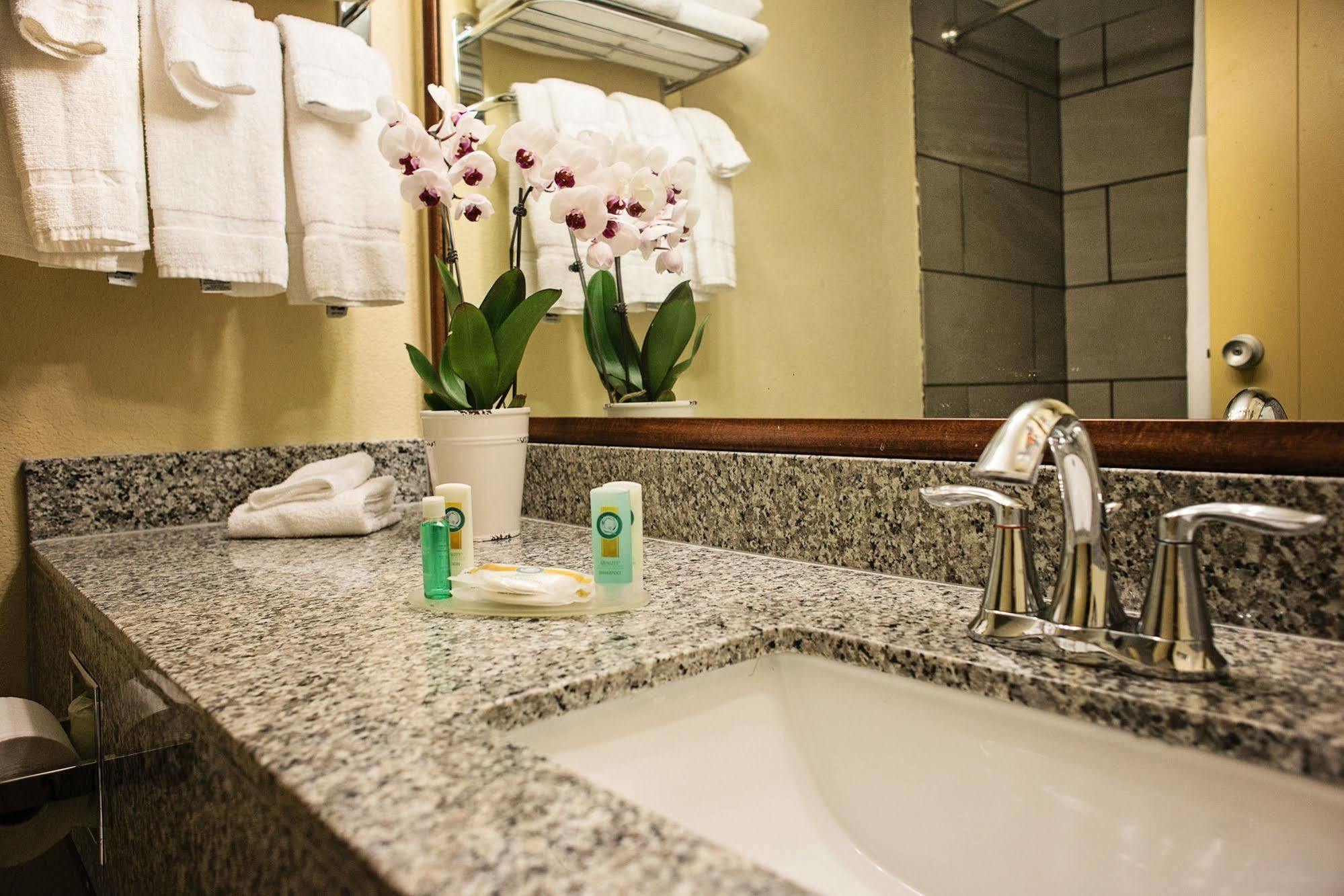 Quality Inn New Kensington Екстериор снимка