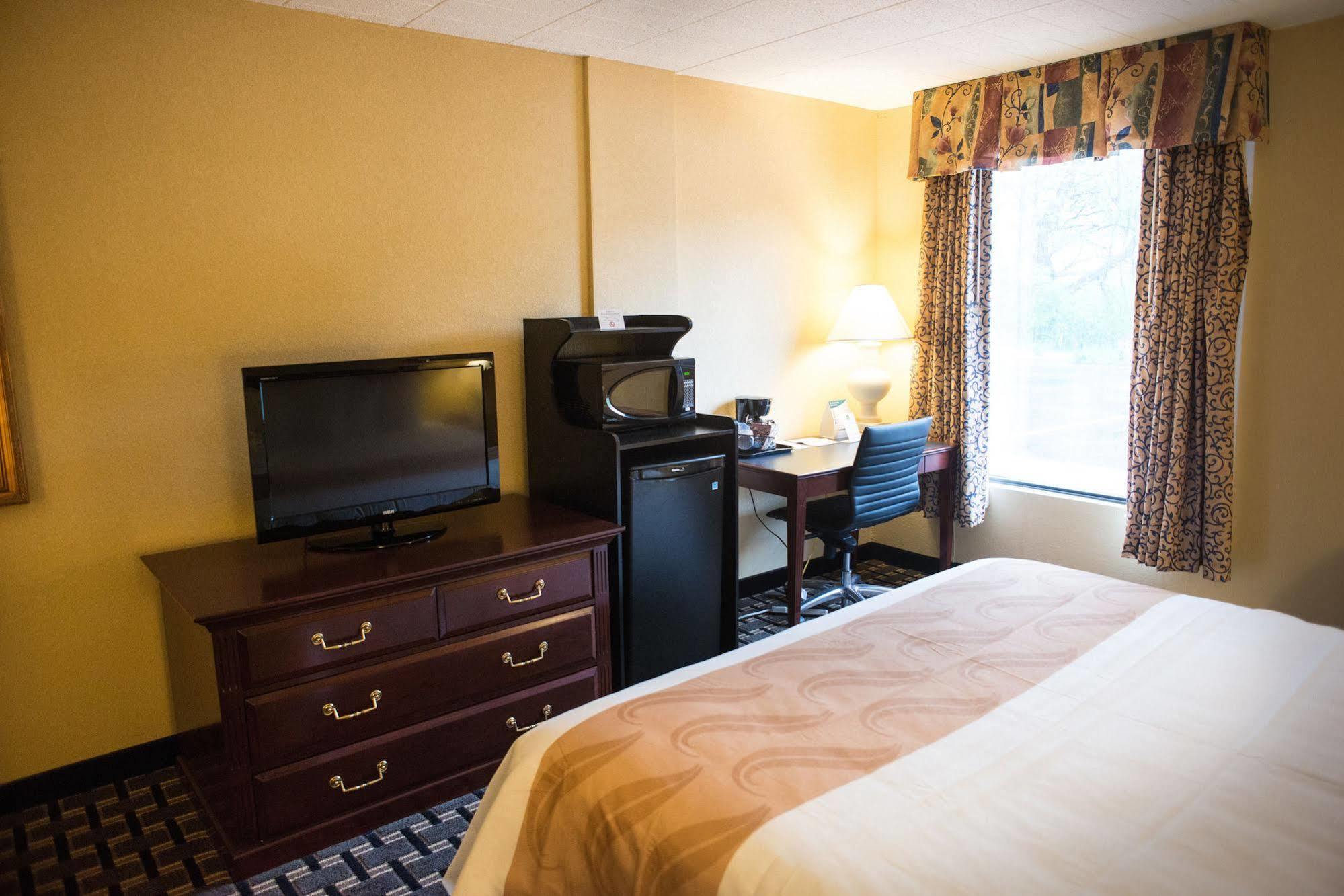 Quality Inn New Kensington Екстериор снимка