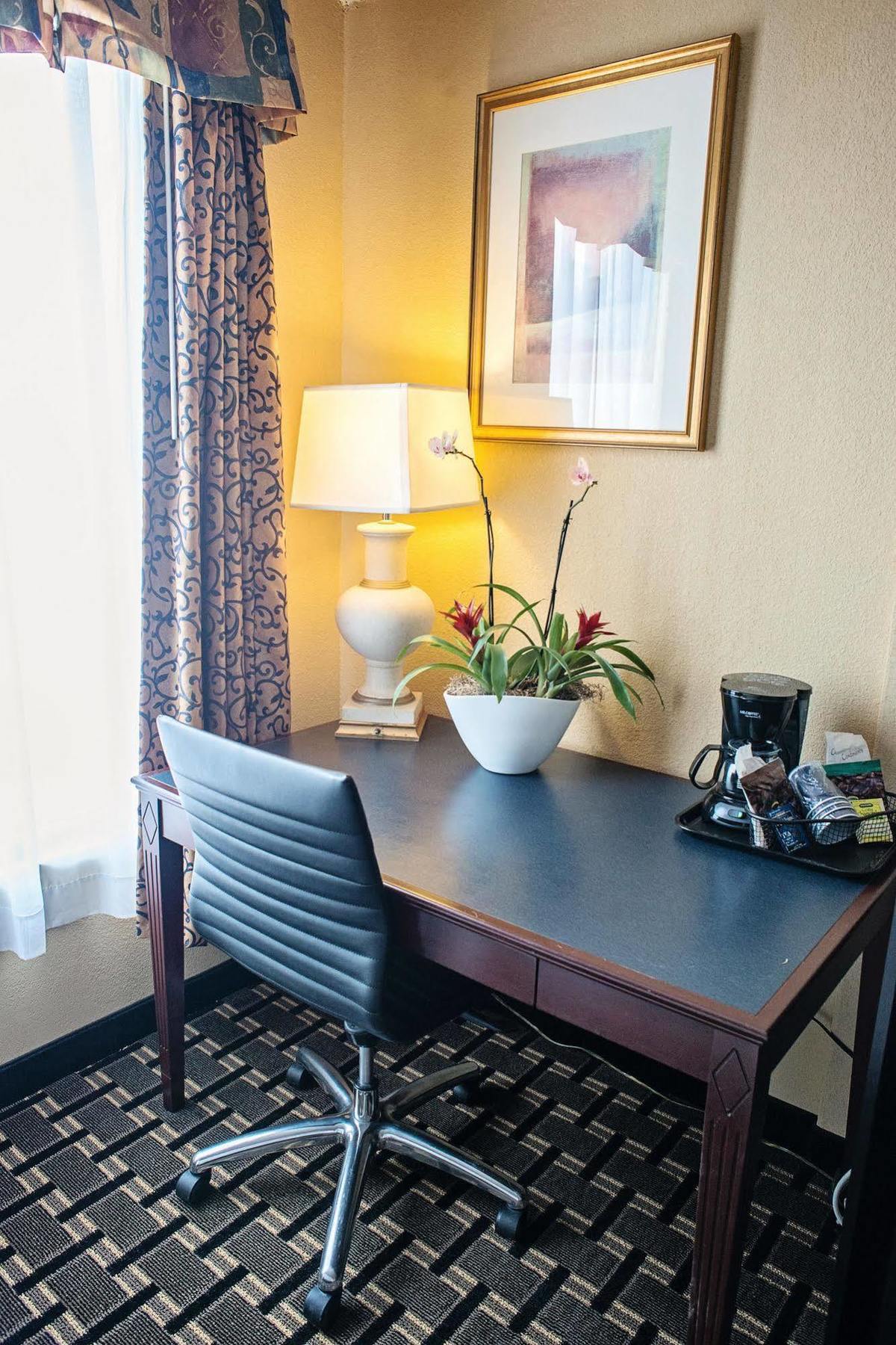 Quality Inn New Kensington Екстериор снимка