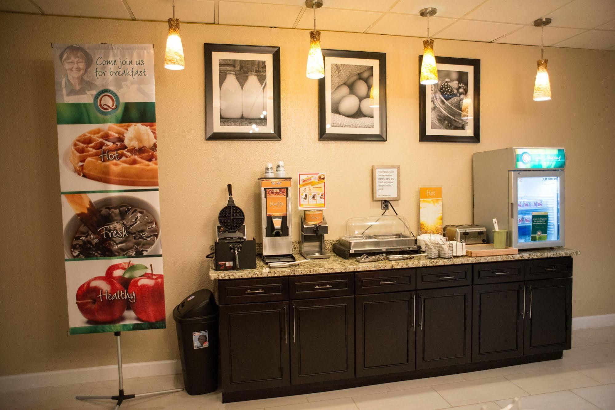 Quality Inn New Kensington Екстериор снимка